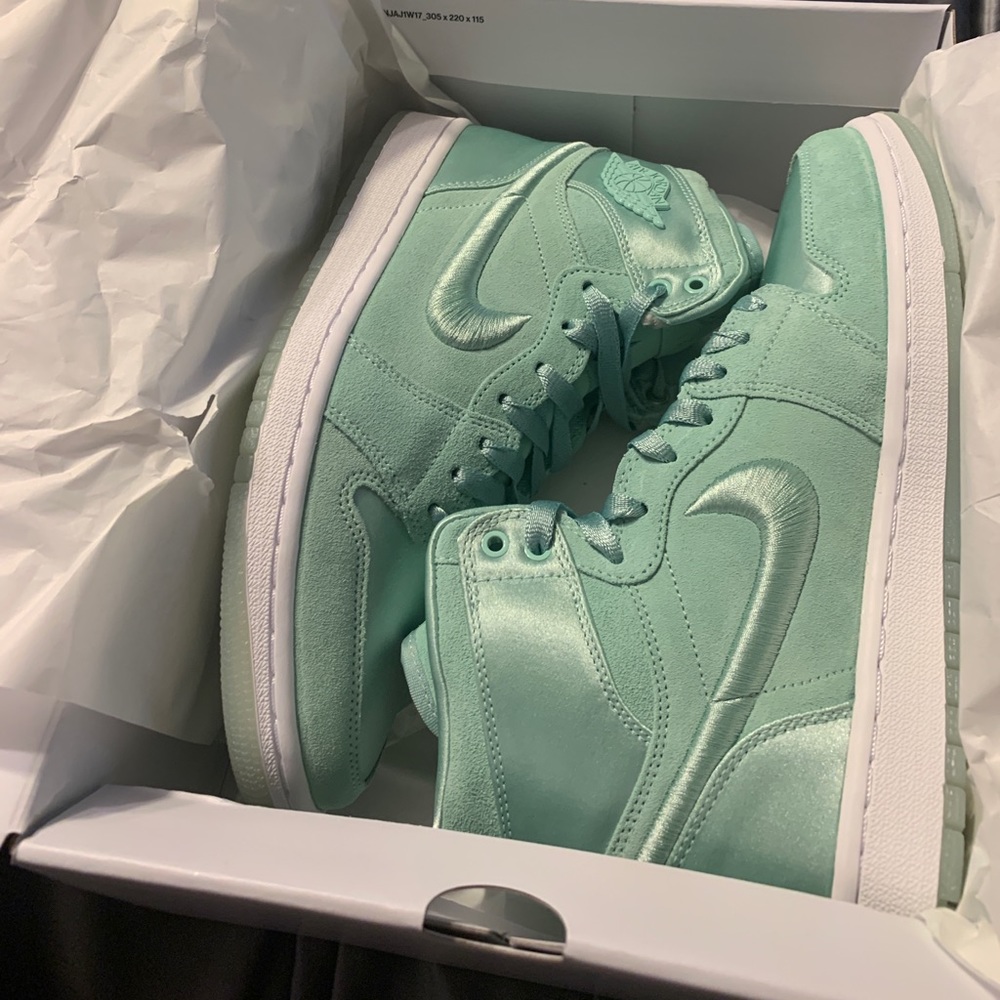 Jordan 1s mint NEW condition(women’s)